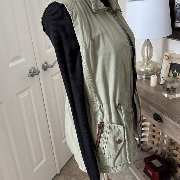 ❤️OLIVE GREEN UTILITY VEST❤️ - Picture 3 of 9